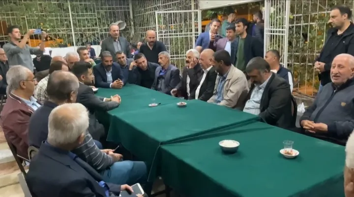 Bağlar Kaymakamı İsmail Pendik, Kahvehane Ziyaretinde Dengbej Ozanını Dinledi