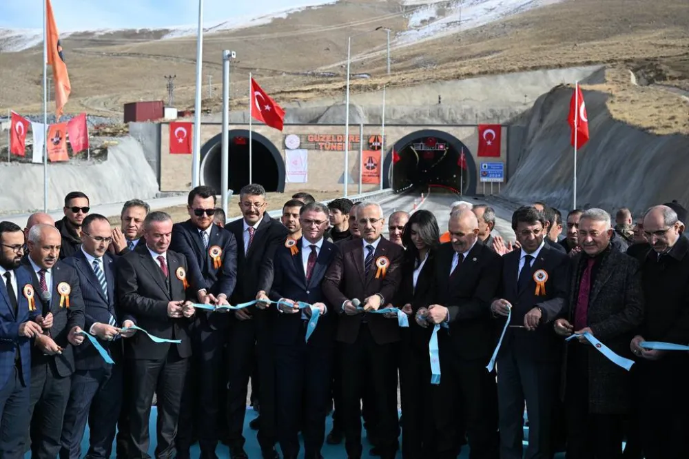 Van-Hakkari Karayolundaki Güzeldere Tüneli Hizmete Açıldı 