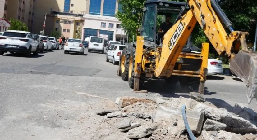 Gazi Yaşargil Eğitim ve Araştırma Hastanesinde Kaldırım ve Yol Çalışması 